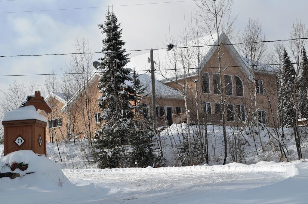 La Taniere De L'Ours Hotell Saint-Donat-de-Montcalm Eksteriør bilde