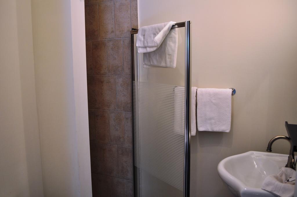 La Taniere De L'Ours Hotell Saint-Donat-de-Montcalm Rom bilde