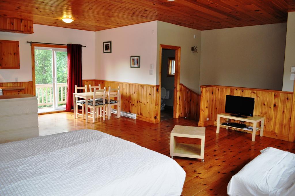 La Taniere De L'Ours Hotell Saint-Donat-de-Montcalm Rom bilde